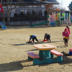 土を集める子どもたち